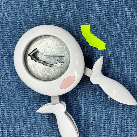 Fiskars Easy Squeeze Paper Punch Cutter Scrapbooking Crafting CALIFORNIA Shape - Picture 4 of 4